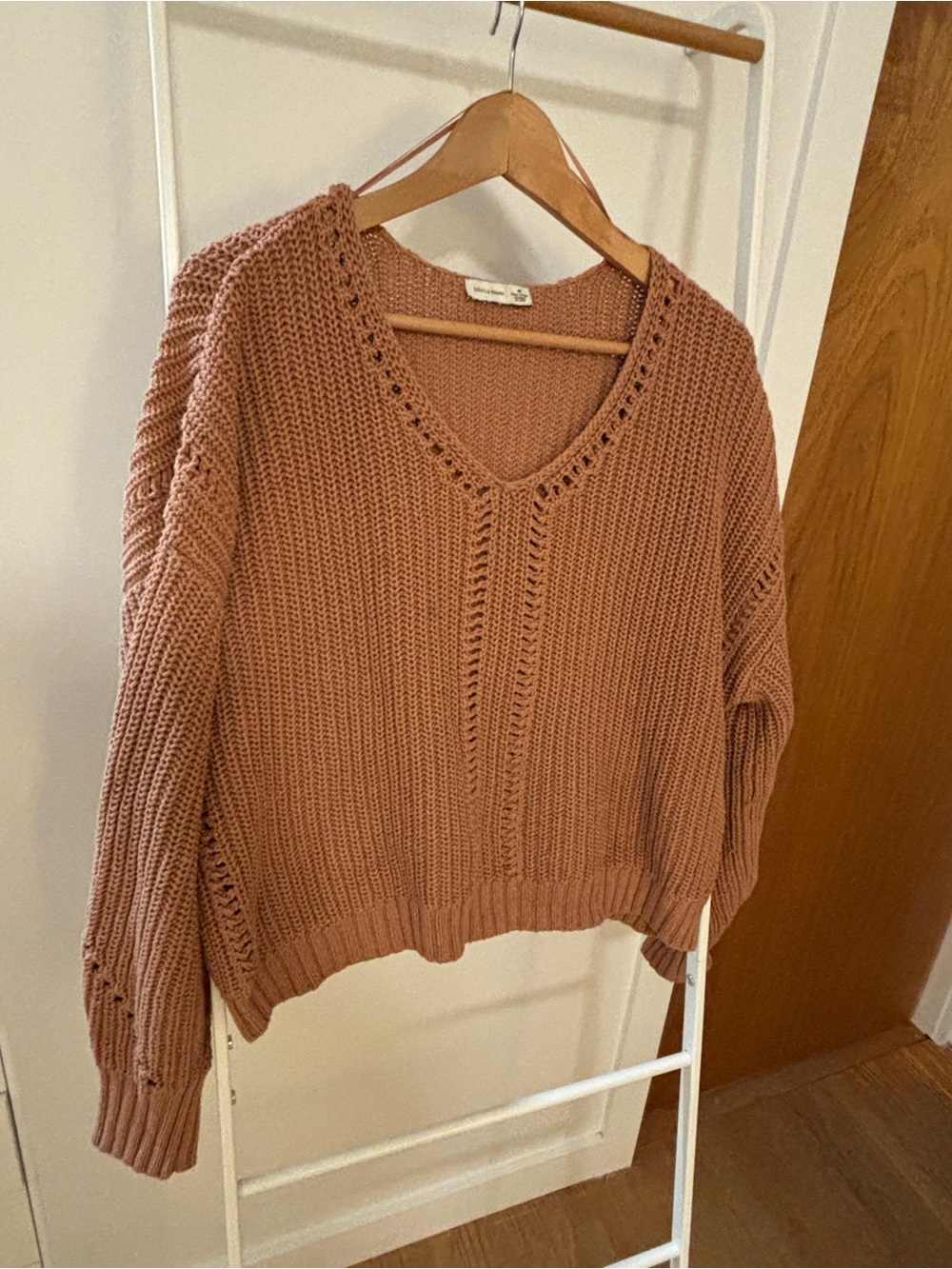 Knit v-neck sweater in dusty role